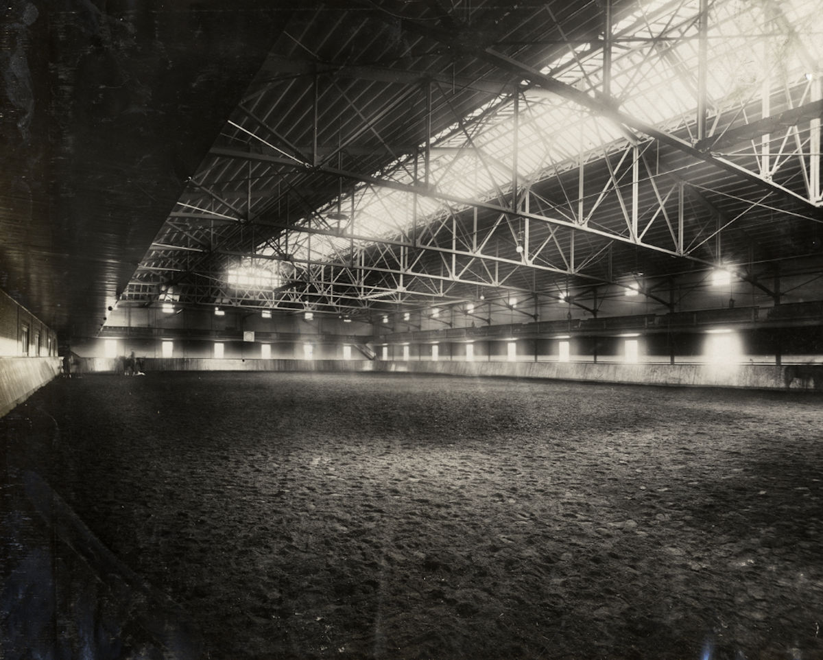 View of empty interior of the Essex Troop Armory, site of the 1909 Auto Show in Newark, New Jersey.
Photo from Spooner & Wells, Detroit Public Library
